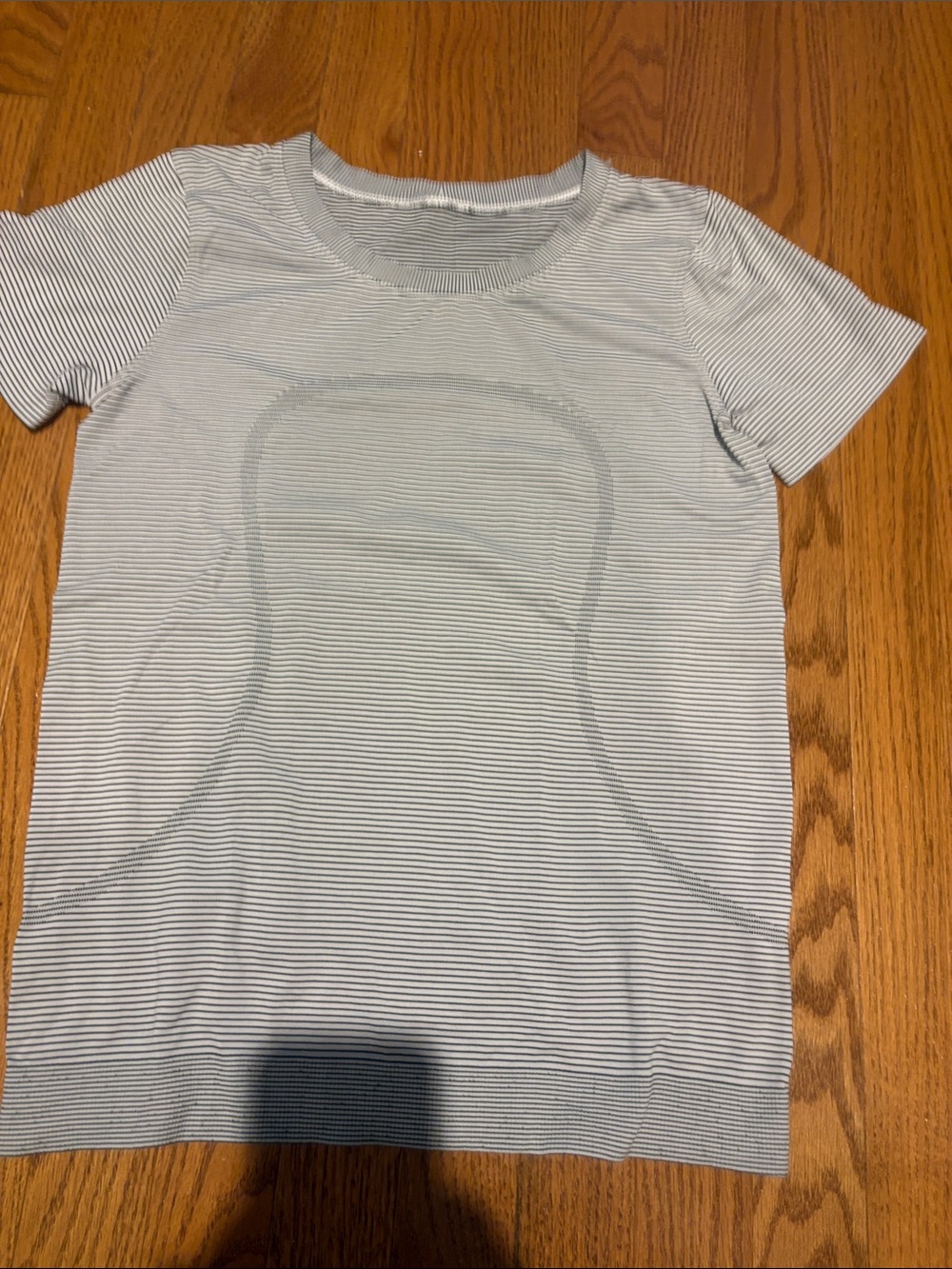 NWOT lululemon Switfty shirt in rare black and white cooler size 6